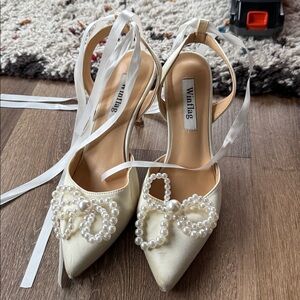 Winflag Ivory Satin Heels with Pearl Bow